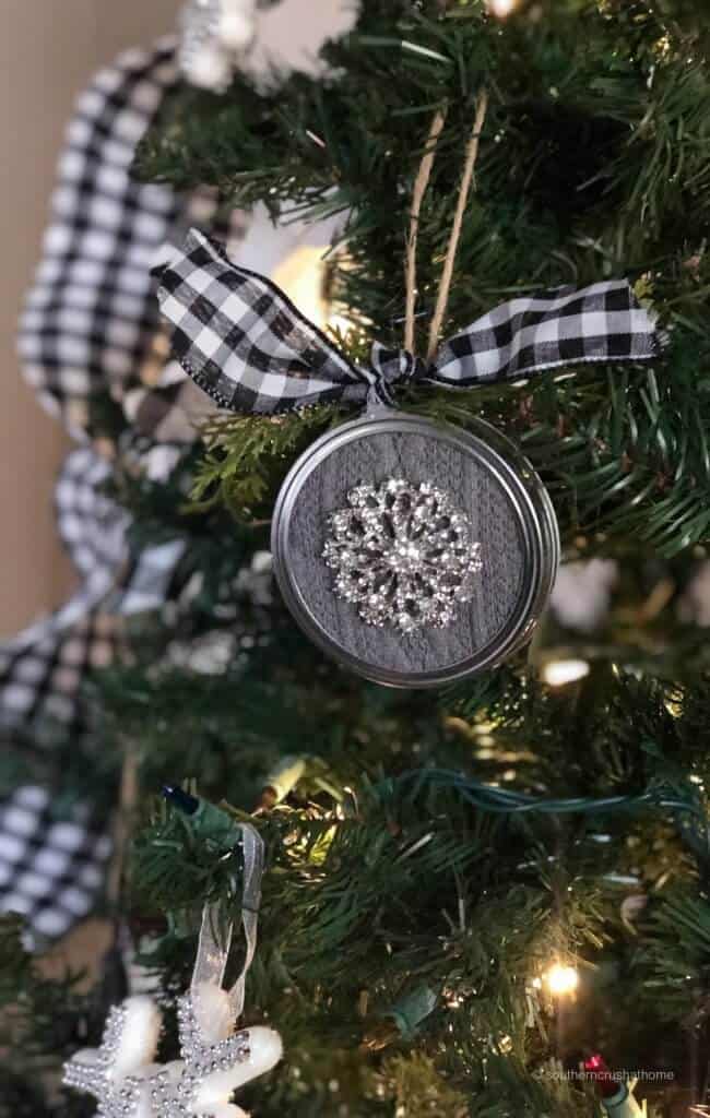 easy-mason-jar-lid-ornament-final-bling-tree