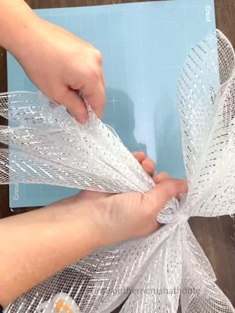 making deco mesh angel