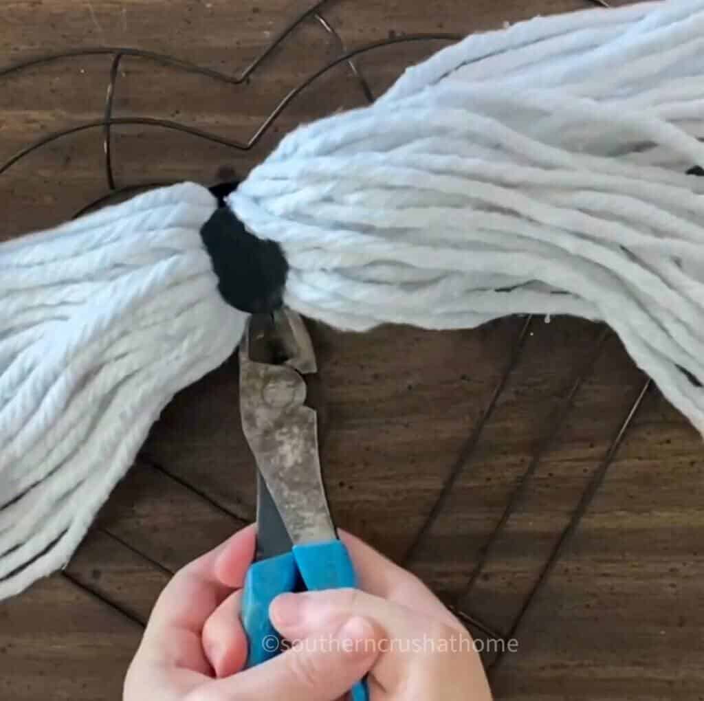 removal of black plastic part of mop head with snippers