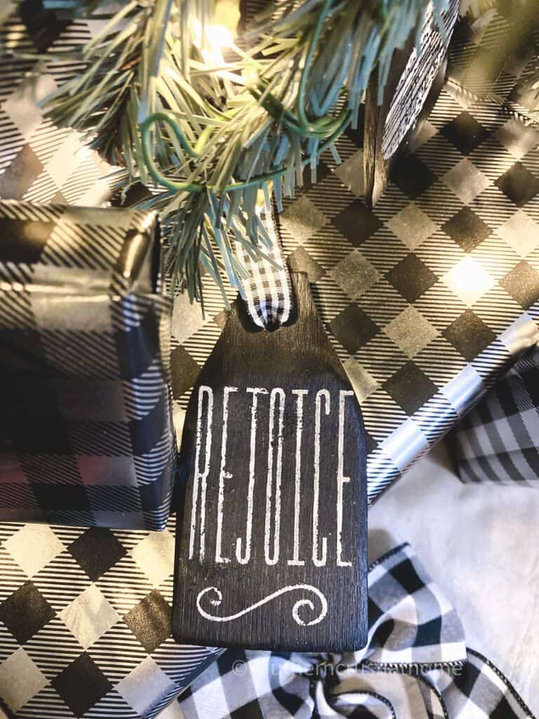 finished gift tag on present