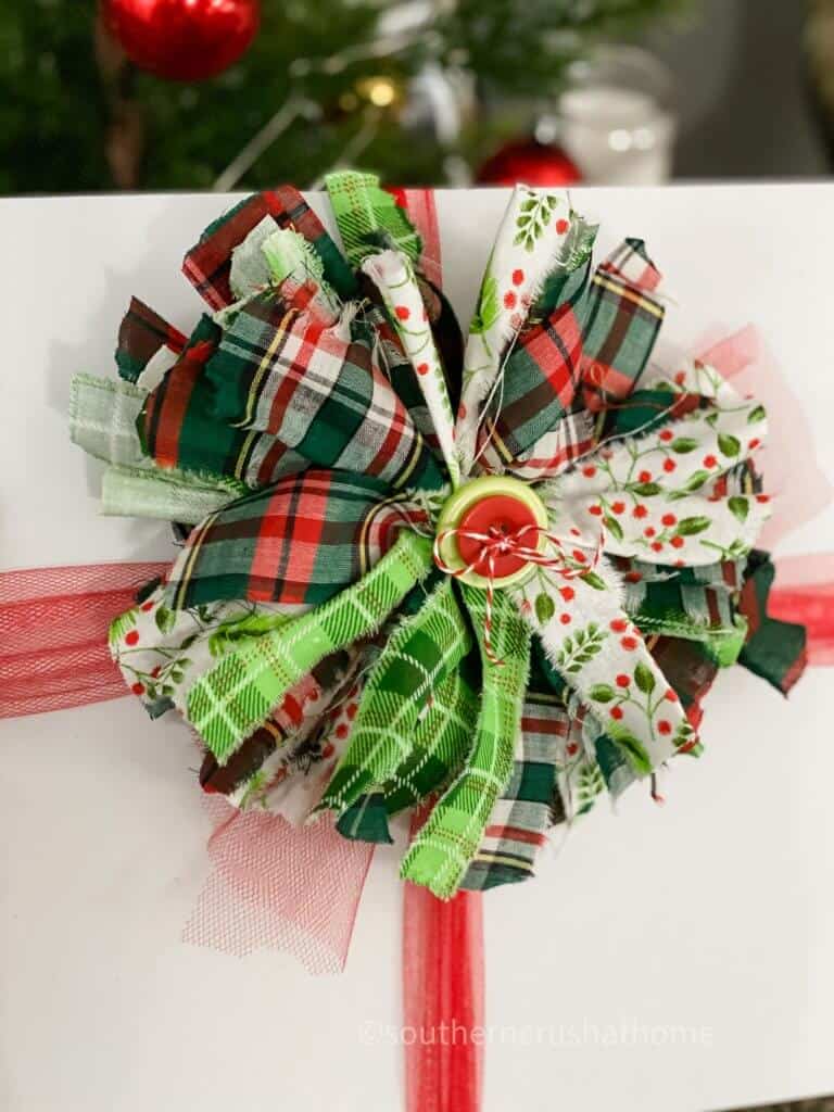 christmas bow with button center