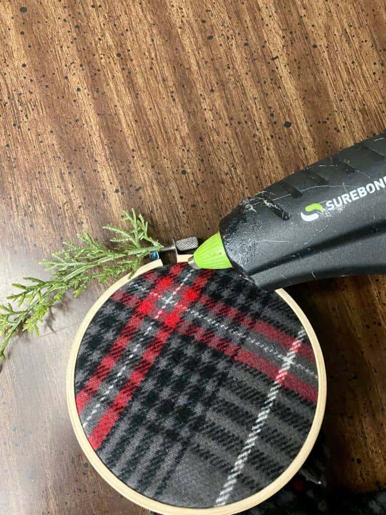 embroidery-hoop-ornament-gluing