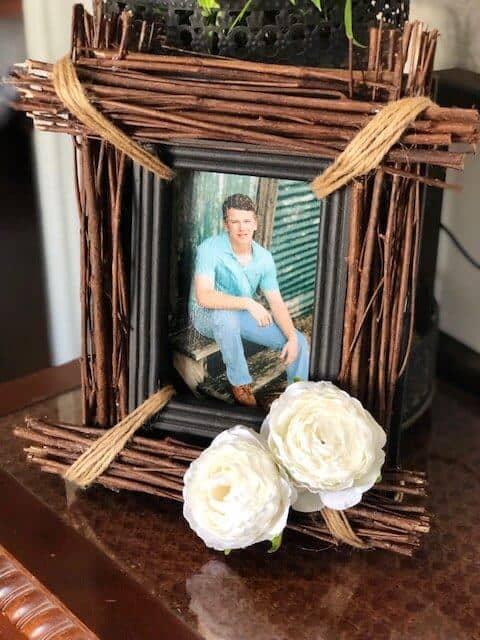 Budget Friendly Photo Frame Decor Idea