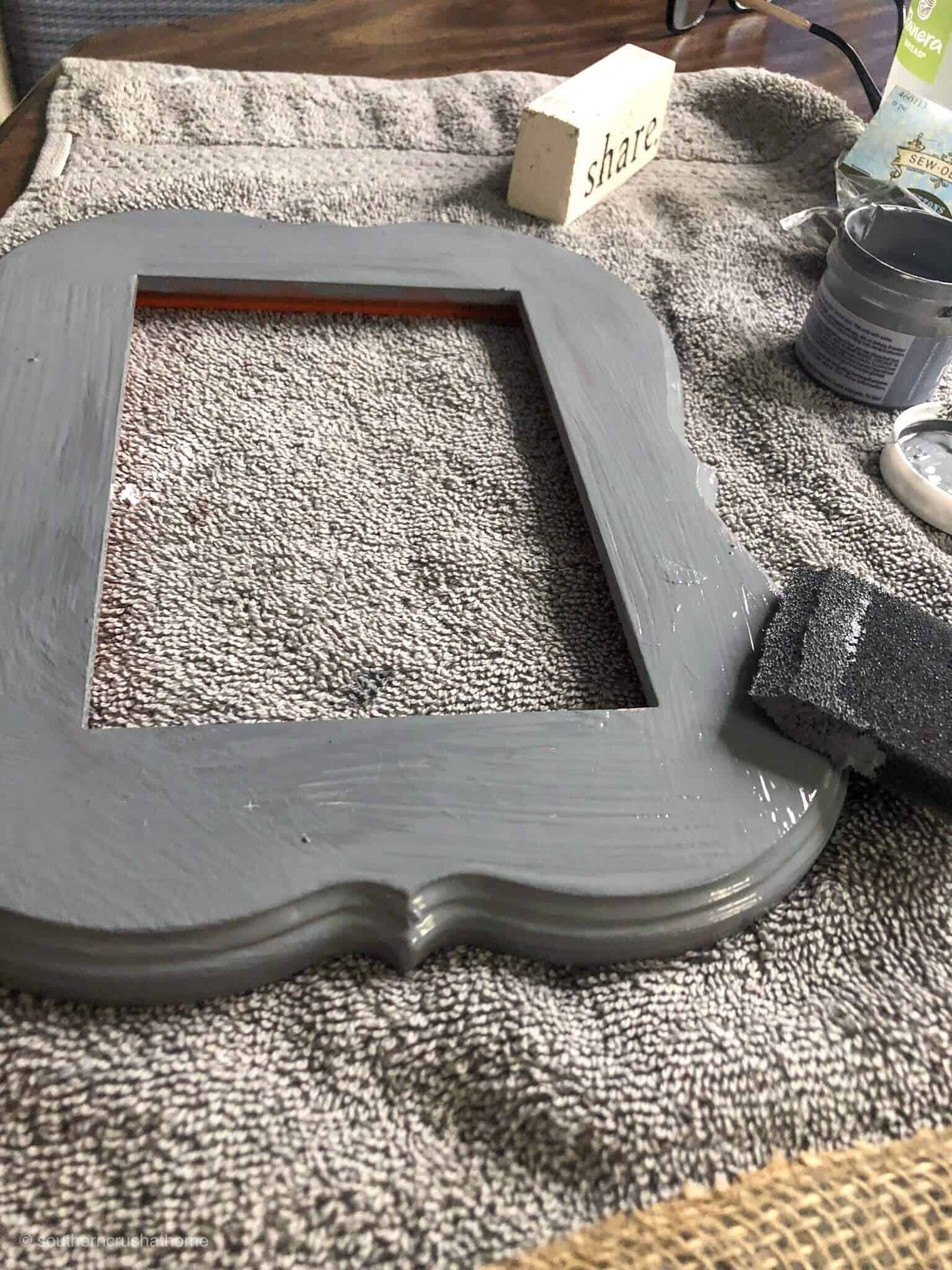 Easy Farmhouse Thrift Store Photo Frame paint