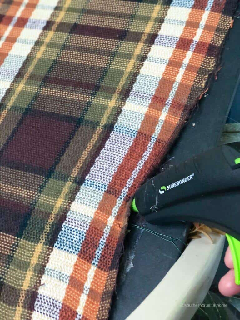 Gluing plaid fabric to the frame 