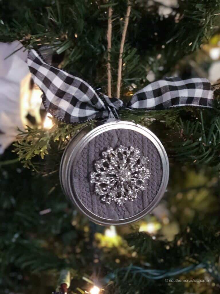 easy-mason-jar-lid-ornament-bling-final-close