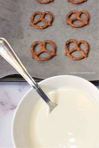 3 ingredient white chocolate ghost pretzels for Halloween melted chocolate