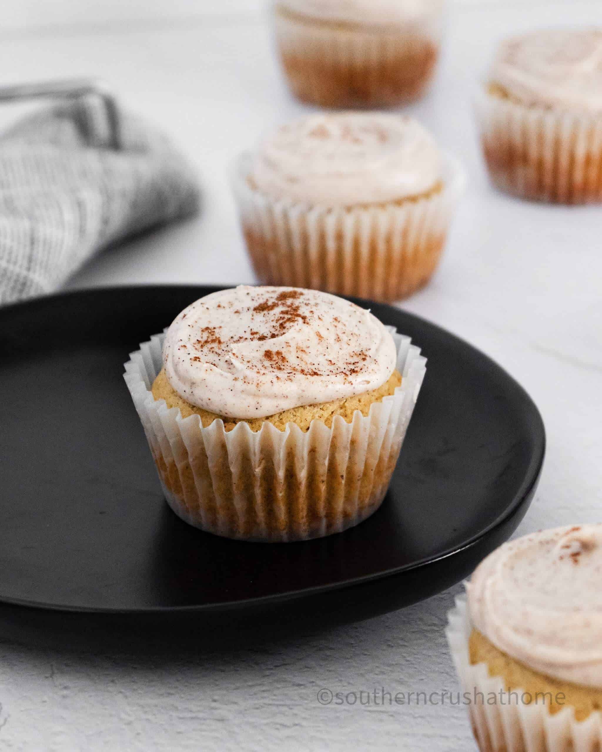 Cinnamon & Vanilla Bean Cupcakes final styled