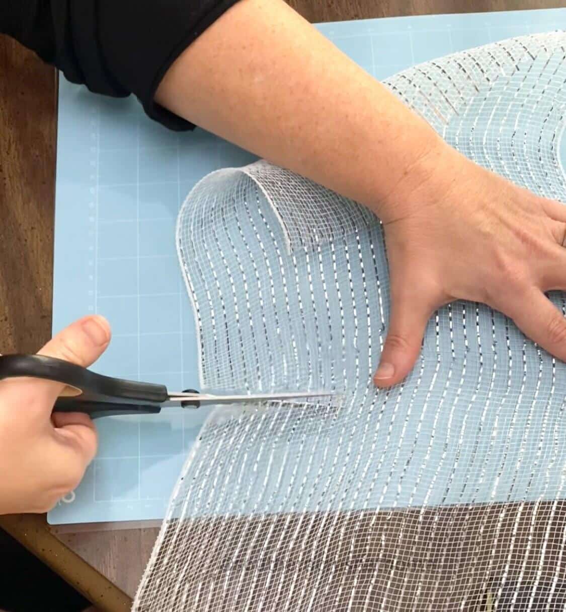 cutting deco mesh
