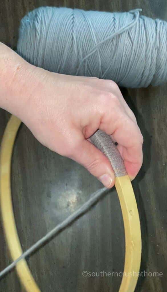 wrapping hoop with yarn