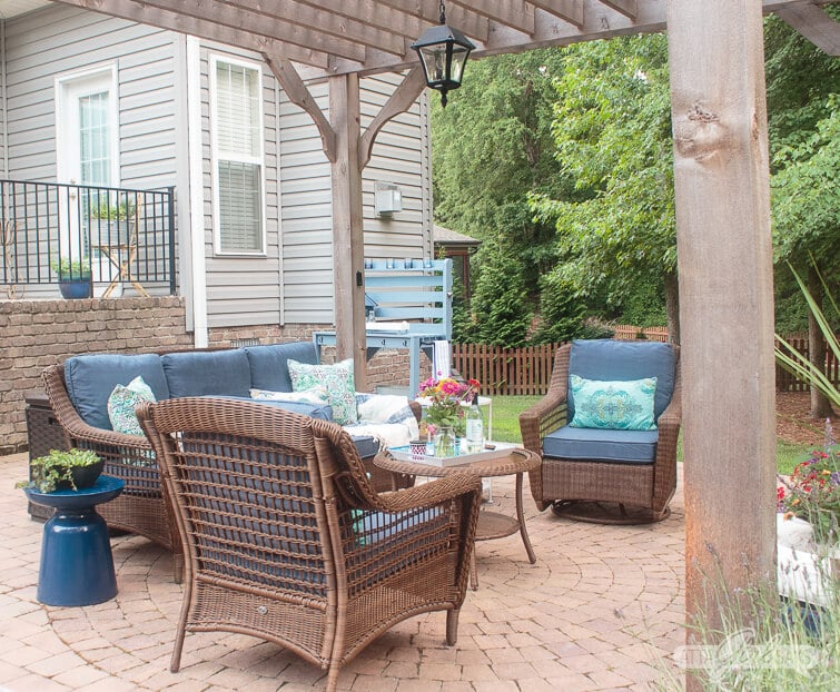 outdoor patio with pergola