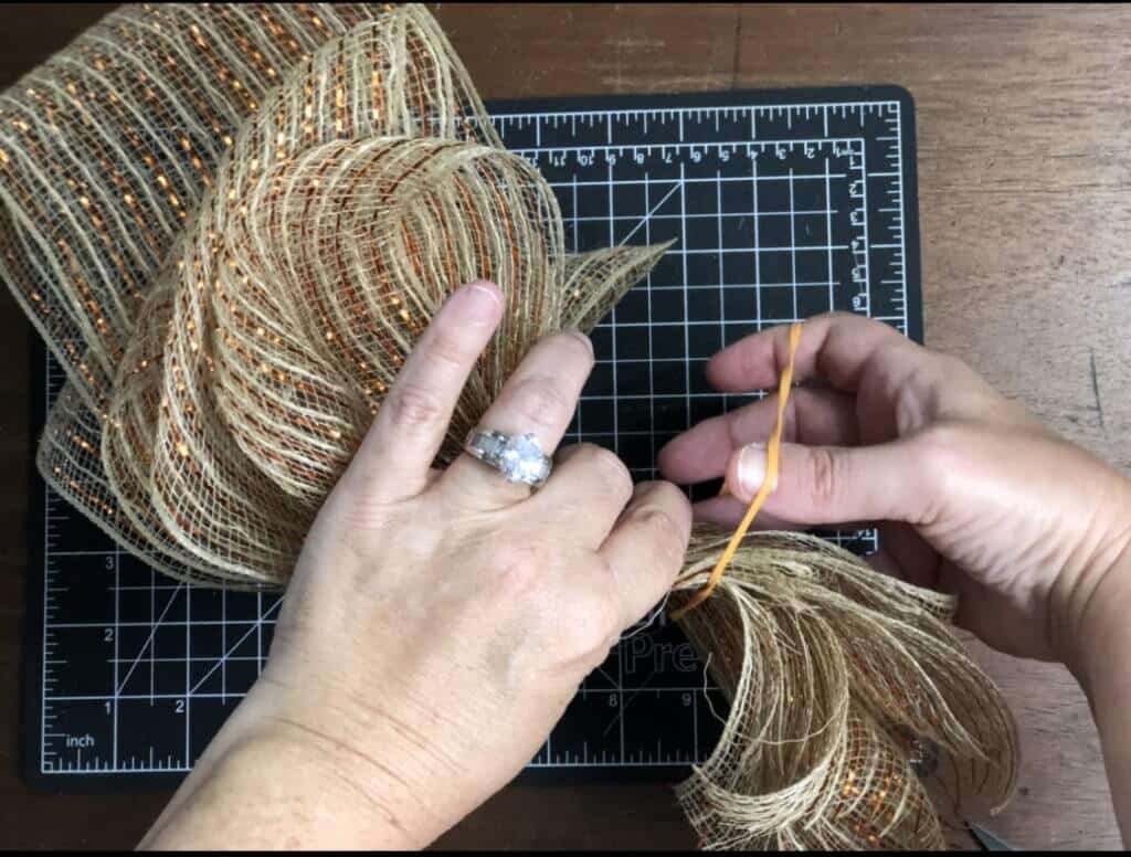 wrapping rubberband around deco mesh