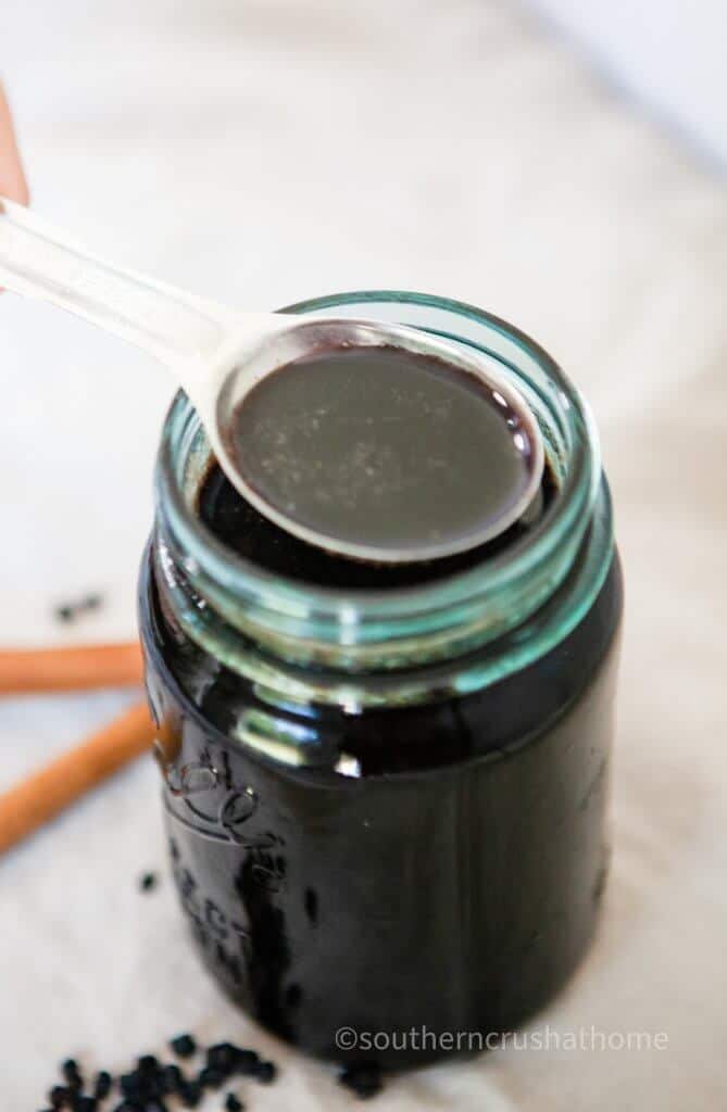 putting elderberry syrup in mason jar