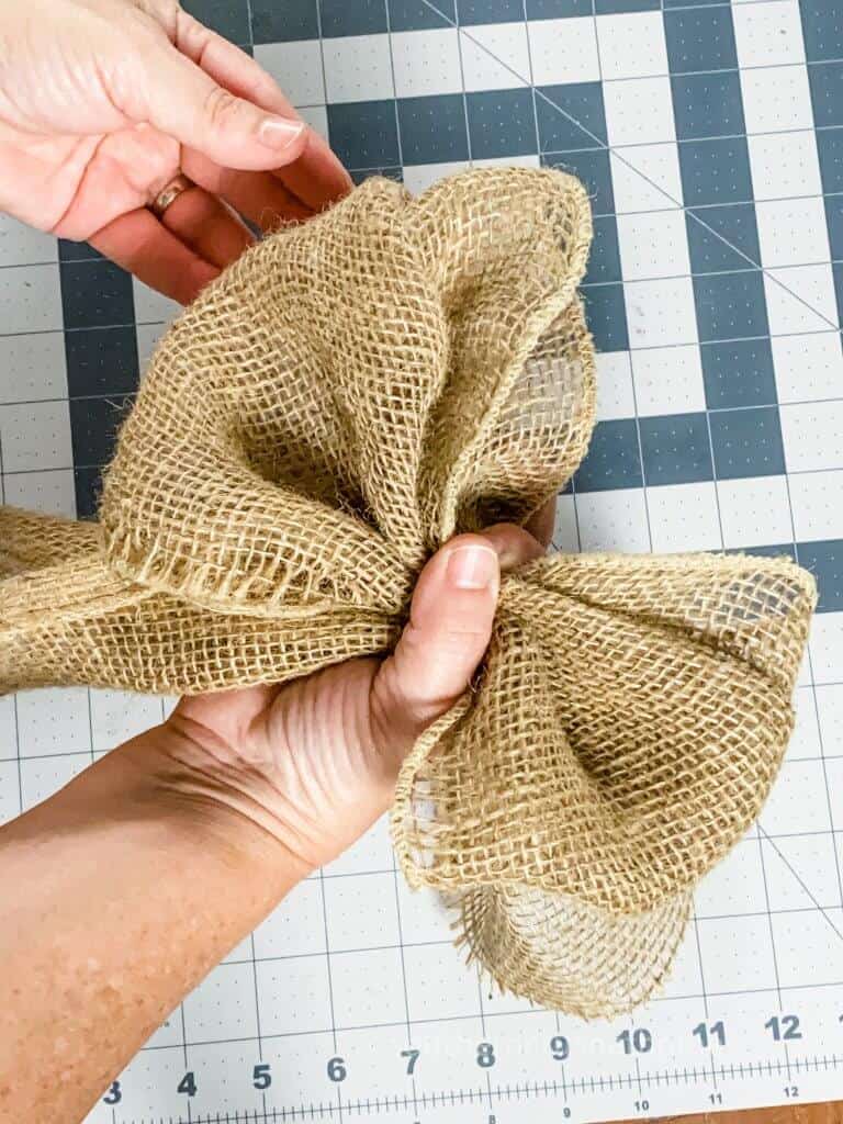 making diy burlap bow