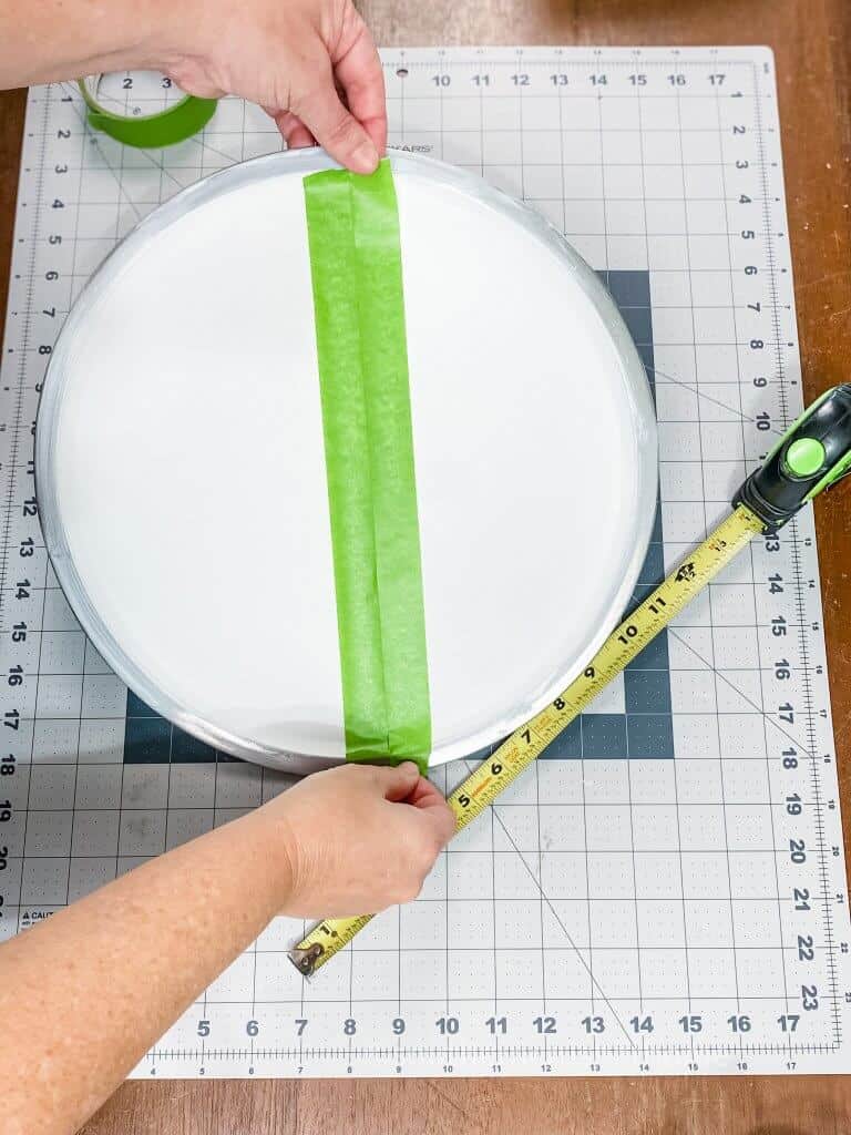 adding painter's tape to pizza pan