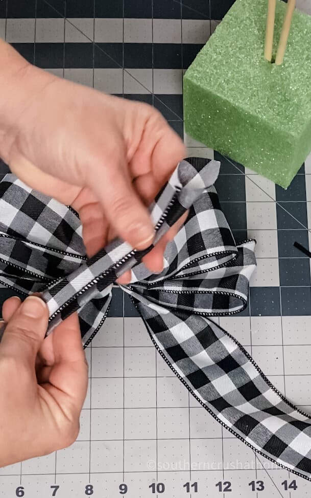 folding ribbon to make center knot
