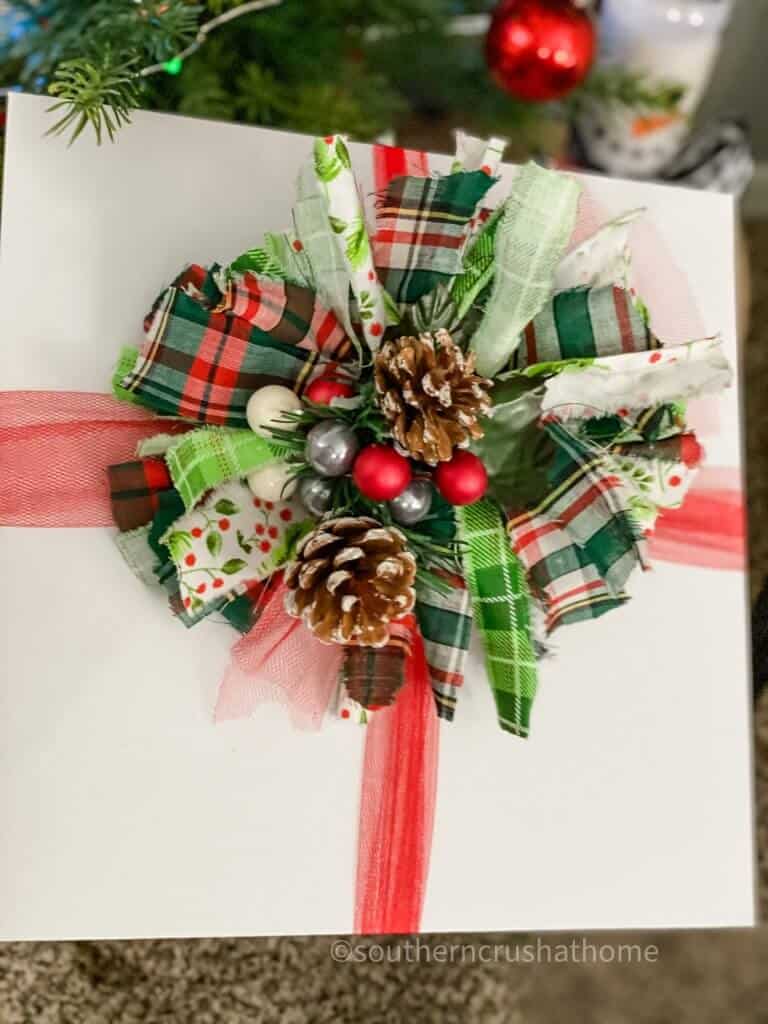 christmas bow with pinecone pick center