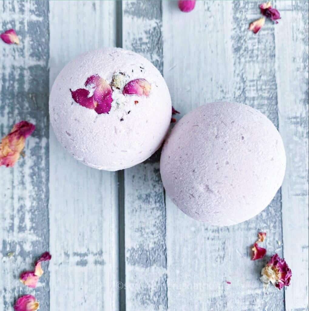 diy bath bombs on wood background