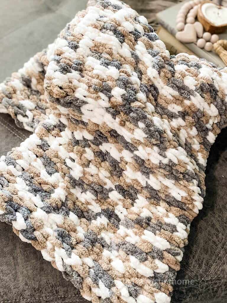 close up of finished chunky blanket pattern