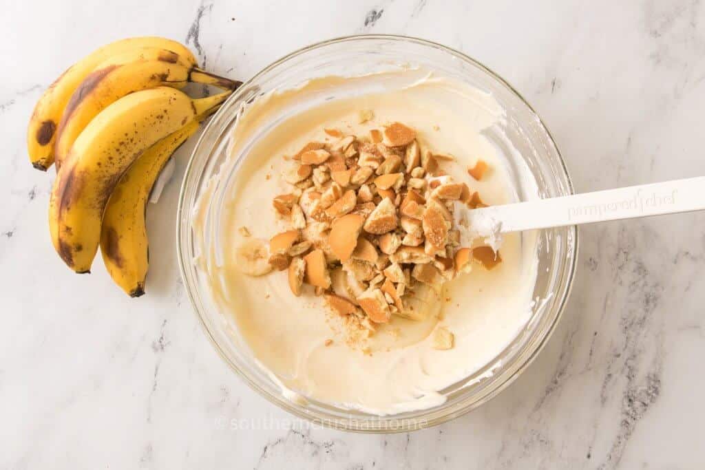 adding crushed graham crackers to banana pudding