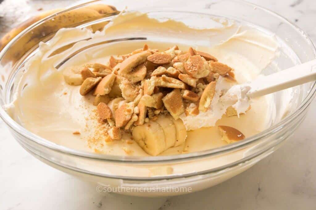 graham crackers and bananas in pudding