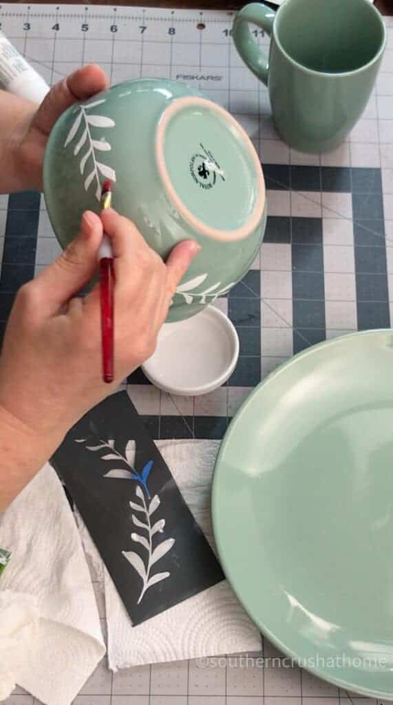 Painting ceramic bowl
