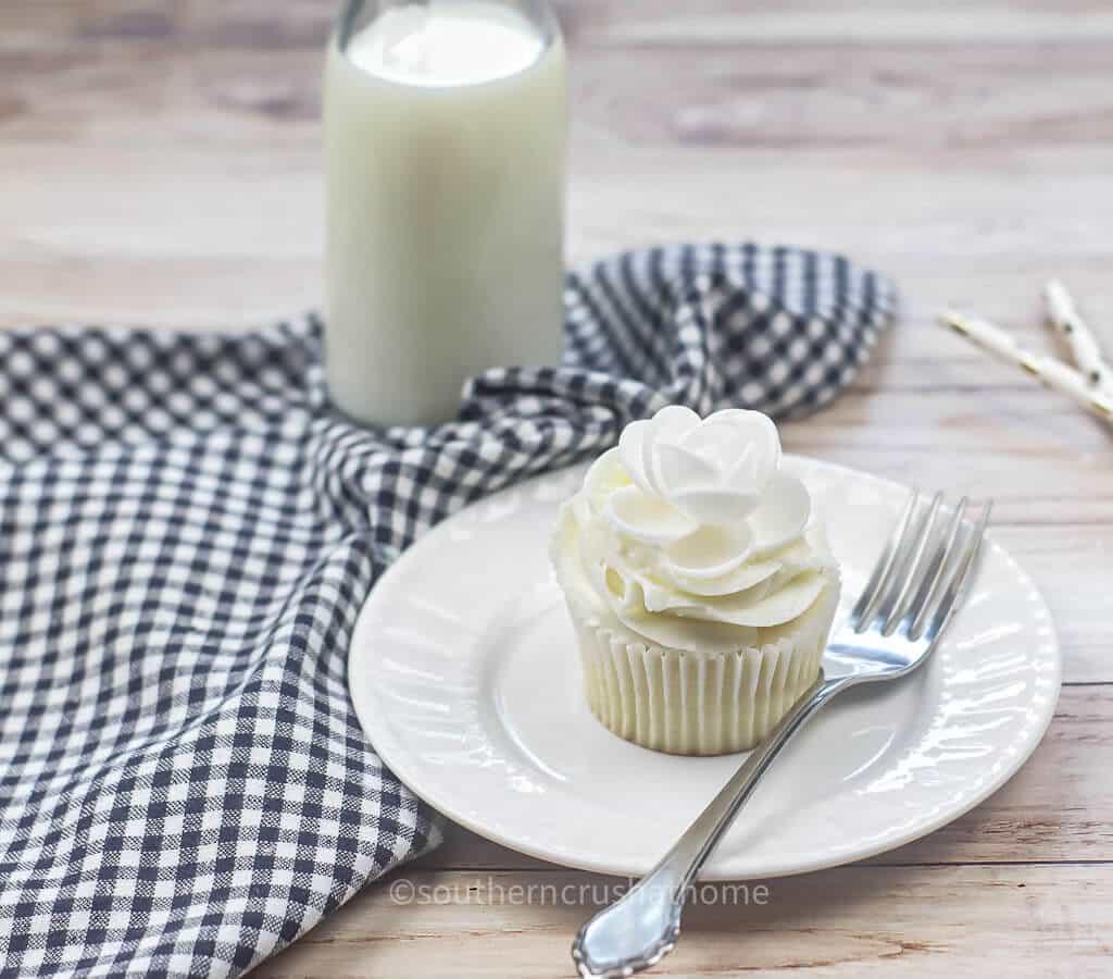 Easy Wedding Cake Cupcakes with Vanilla Buttercream Frosting