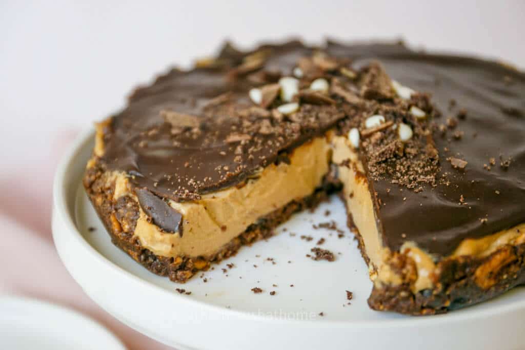 angle view of no bake chooclate cheesecake