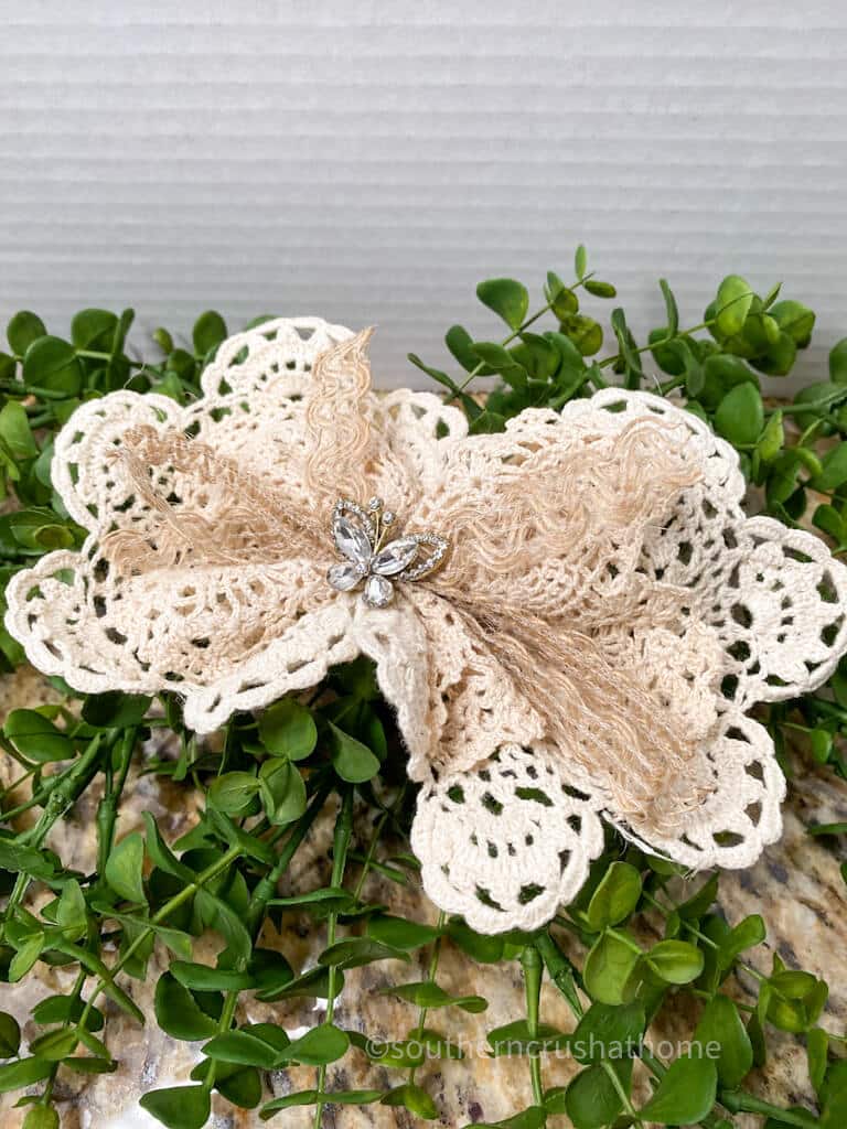 How to Make an Easy Bow Using a Doily +5 Doily Craft Ideas