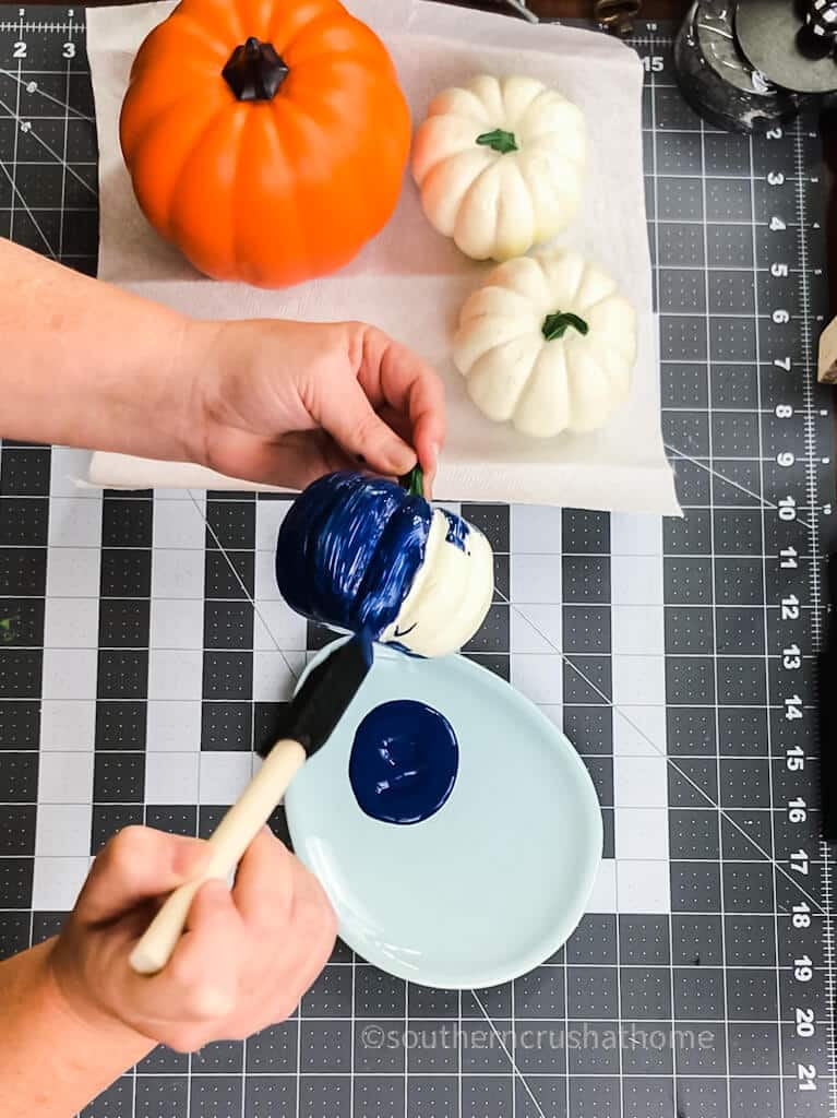 painting white pumpkin