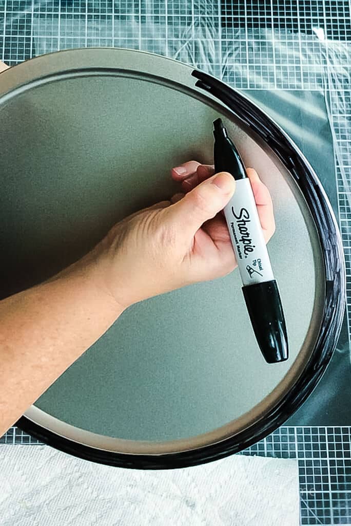 sharpie on edge of pizza pan