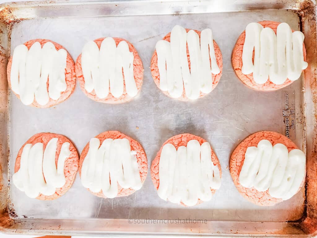 frosting on strawberry crunch cookies