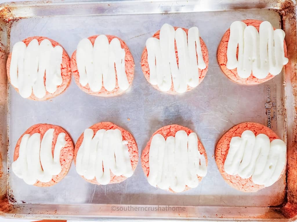 frosting on strawberry crunch cookies