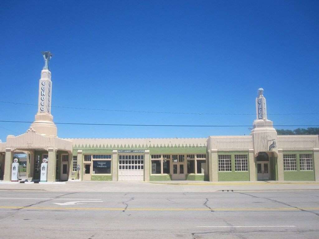 Restored_Conoco_station_in_Shamrock,_TX