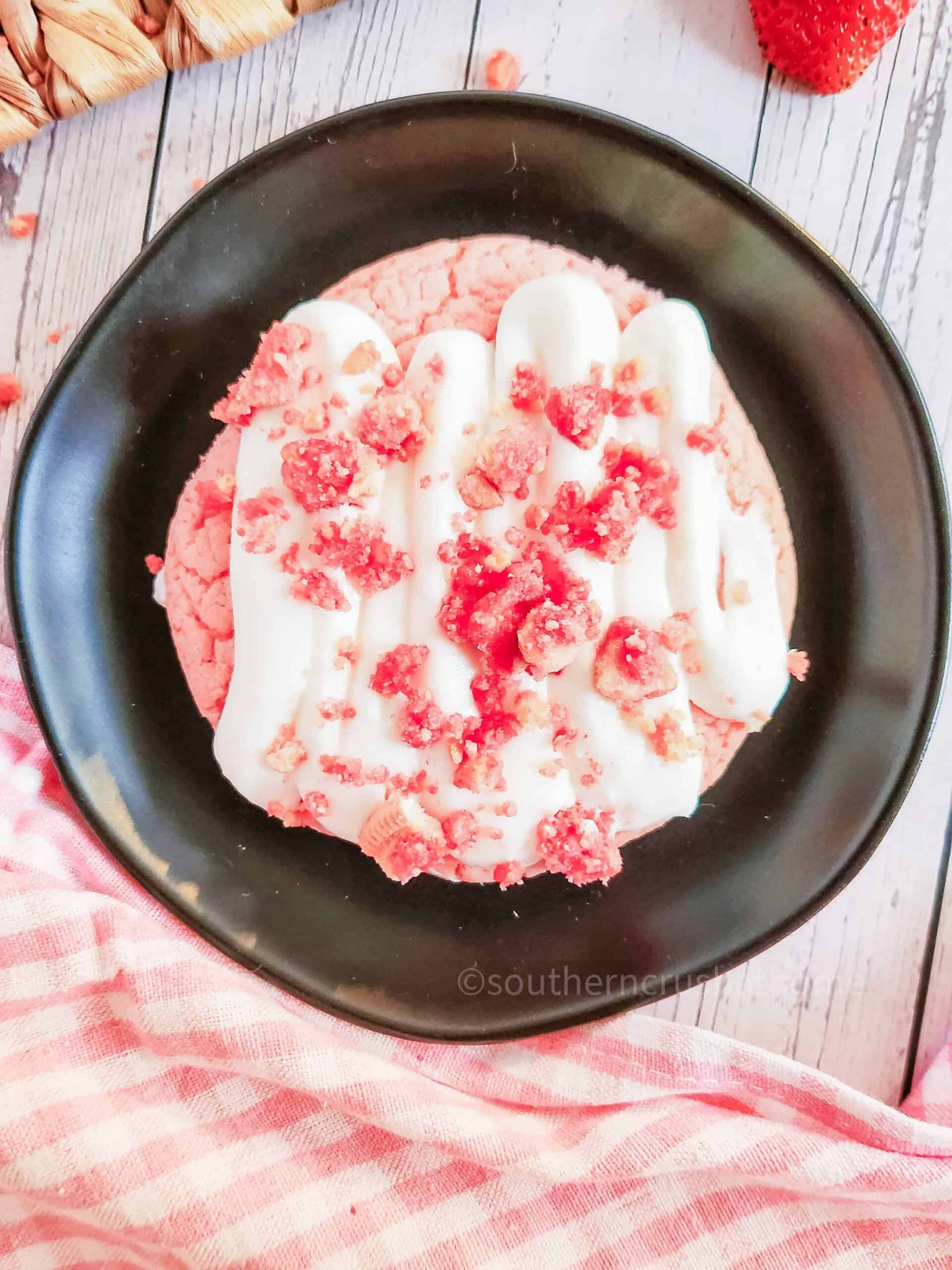 strawberry crunch crumbl cookie
