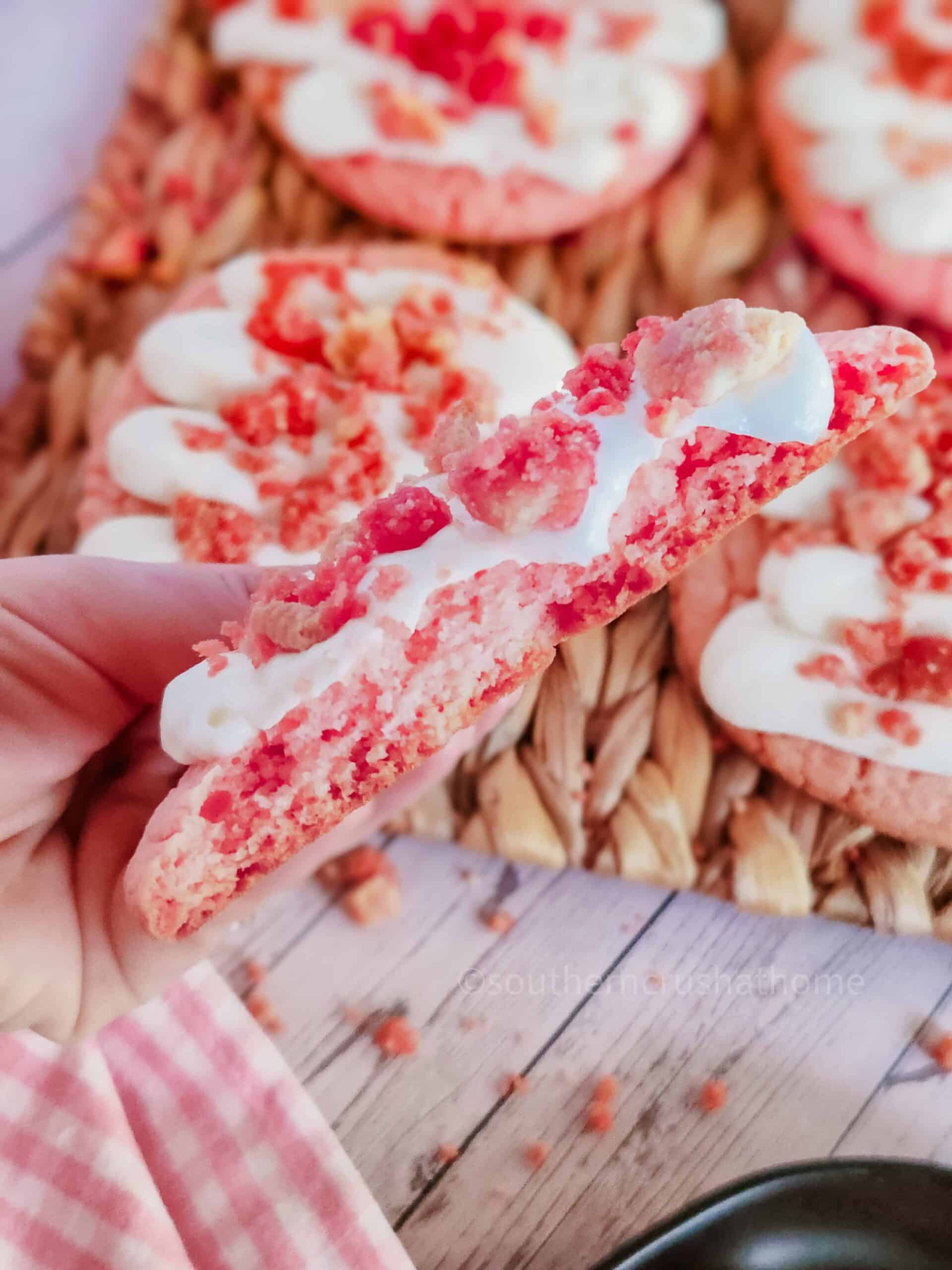 strawberry crunch crumbl cookie