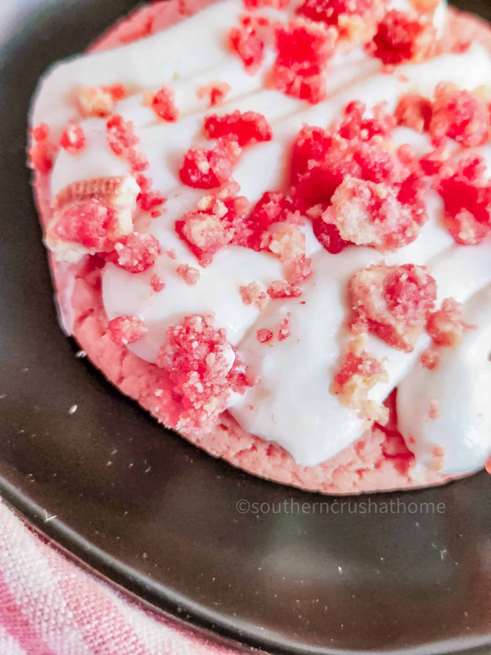 strawberry crunch crumbl cookie