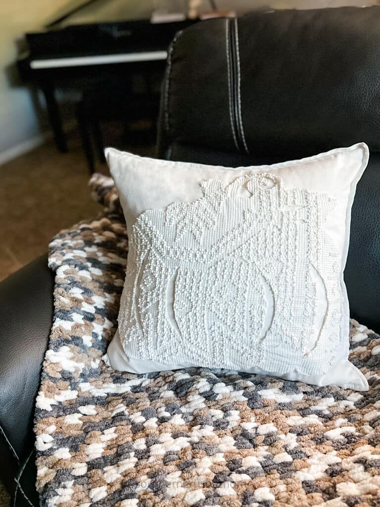 final image of fall pumpkin pillow diy on couch