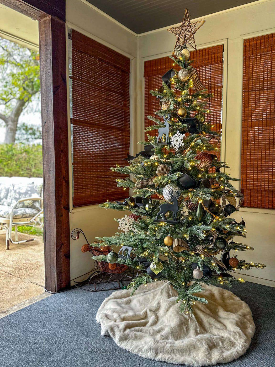 How to Decorate a Rustic Farmhouse Christmas Tree for the Back Porch