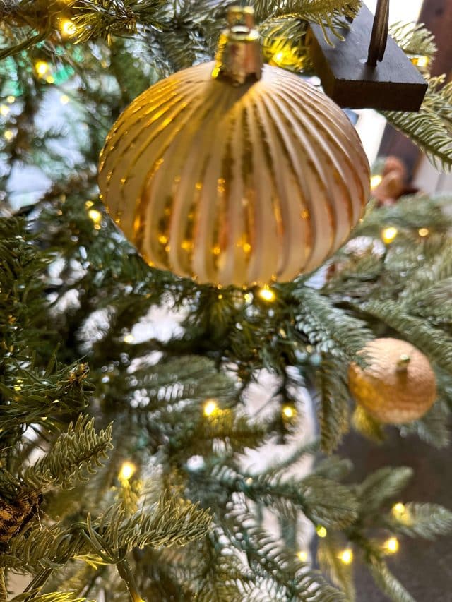 How to Decorate a Rustic Farmhouse Christmas Tree for the Back Porch