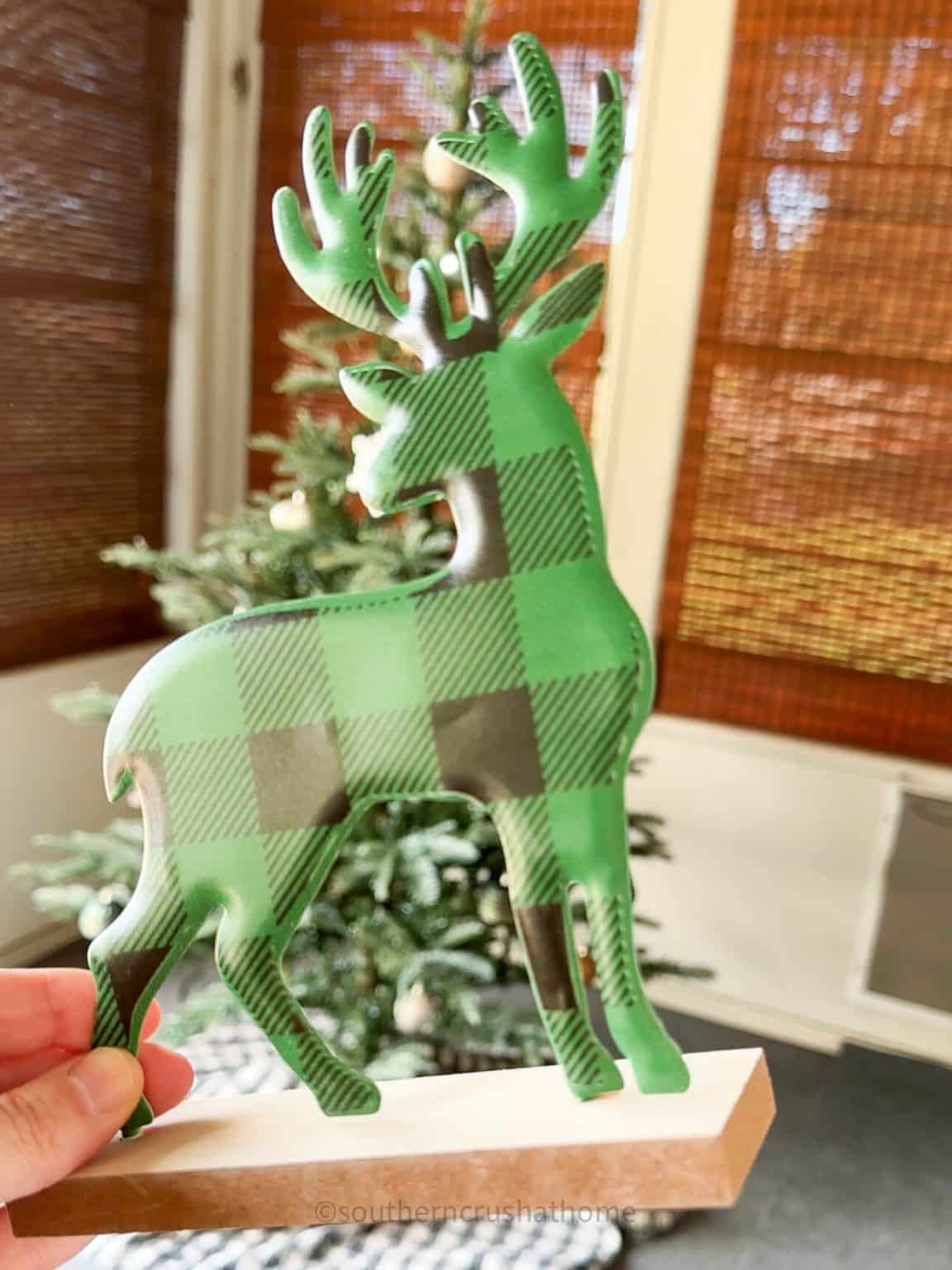How to Decorate a Rustic Farmhouse Christmas Tree for the Back Porch