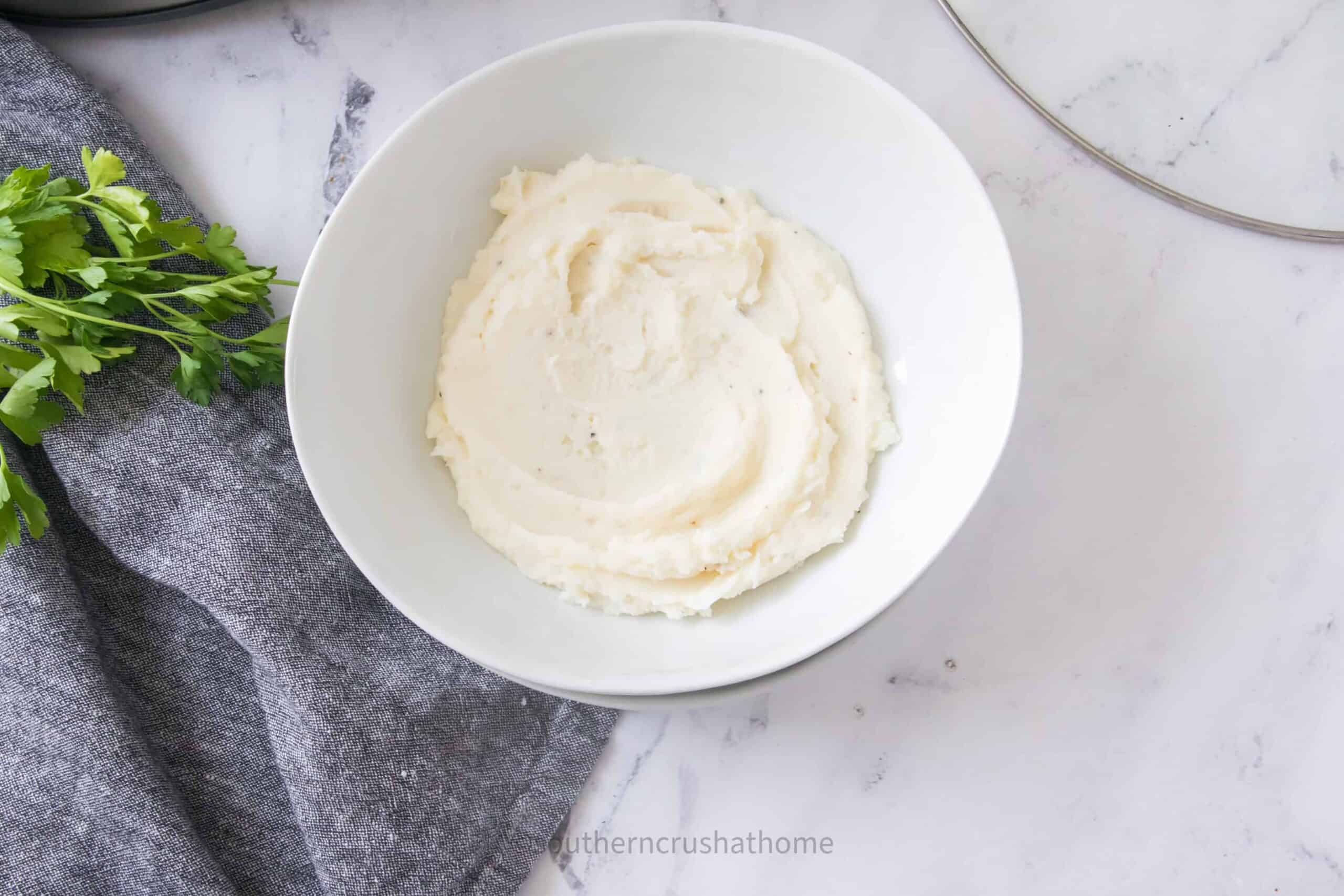 mashed potatoes in bowl