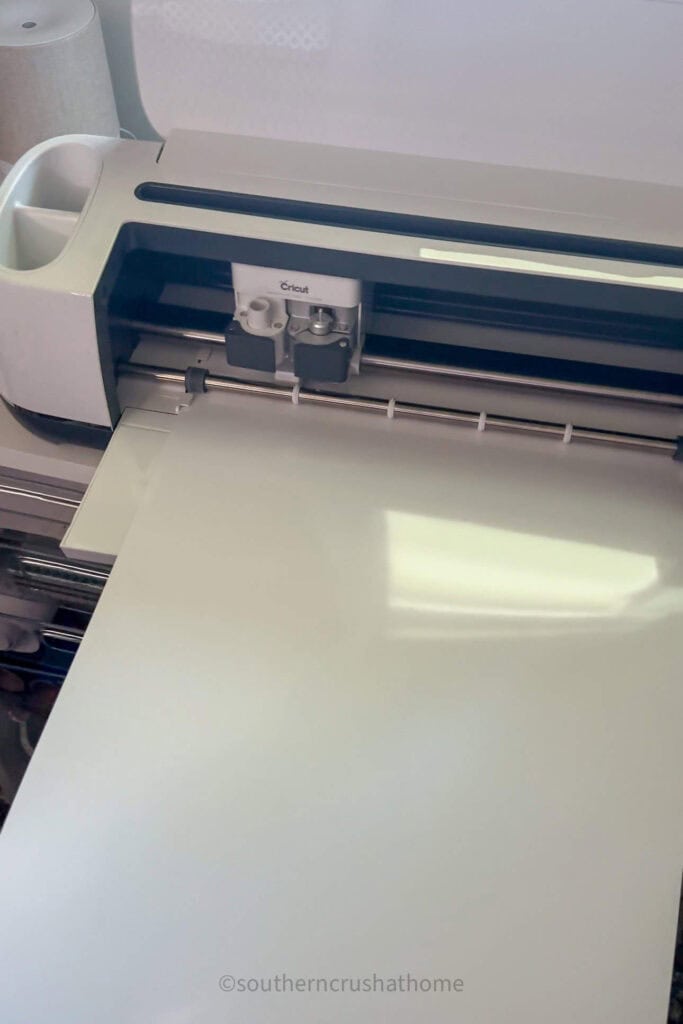 vinyl mat in cricut cutting machine