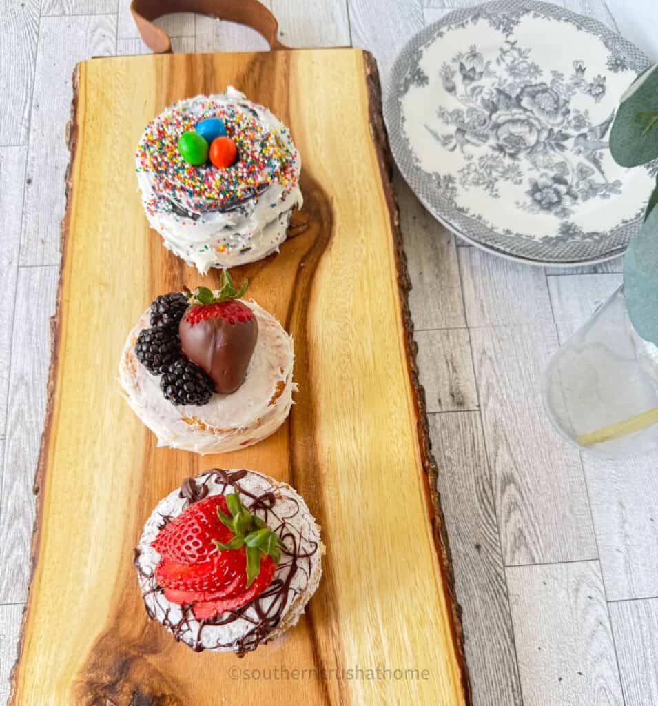 mini cakes on board