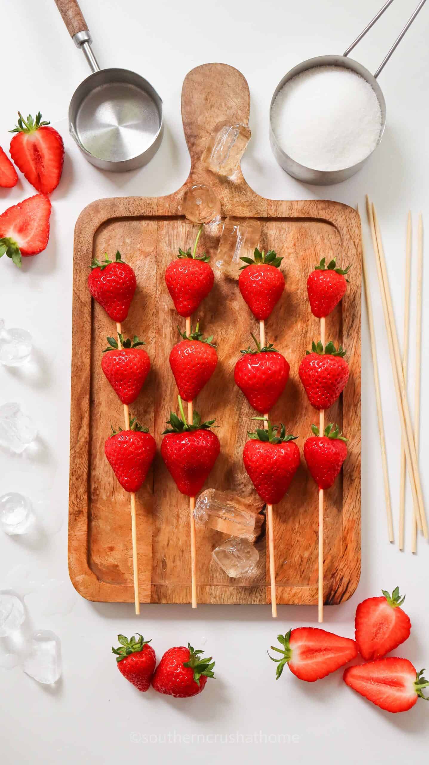 preparing strawberries for tanghulu