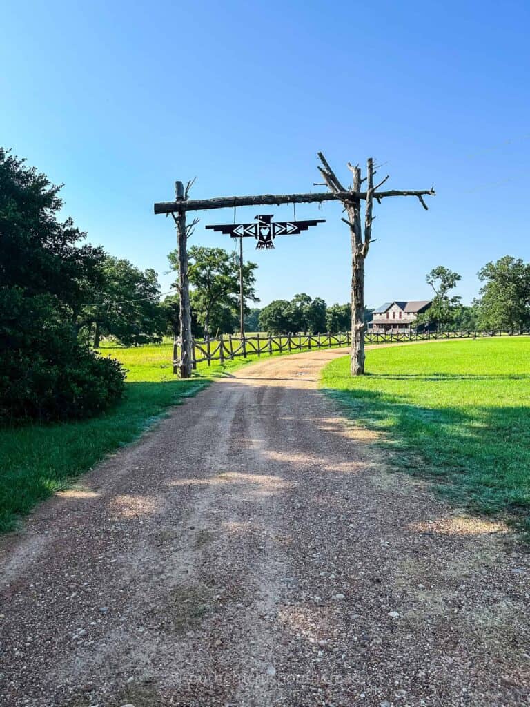 entrance to wander inn sign