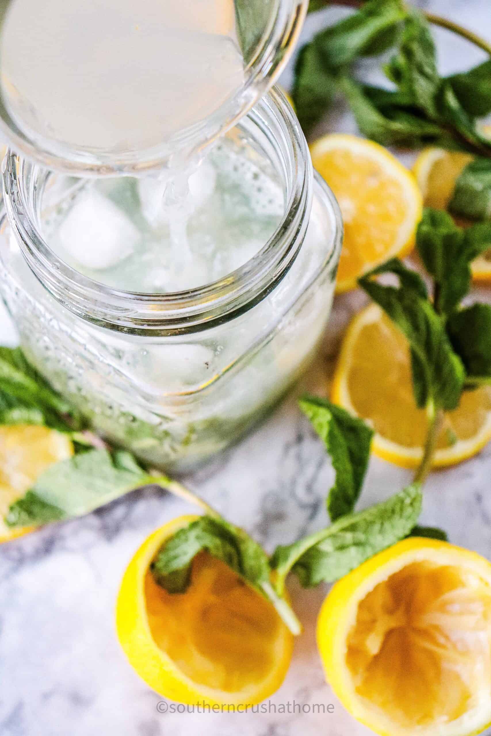 adding lemon juice to mocktail