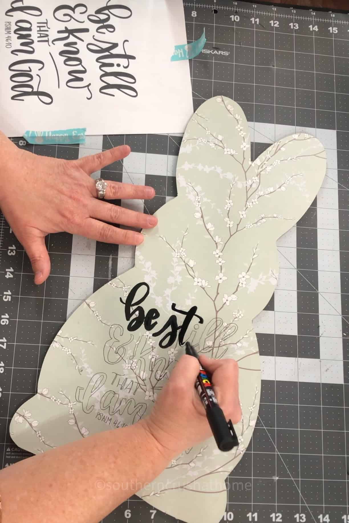 filling in hand lettering with pen