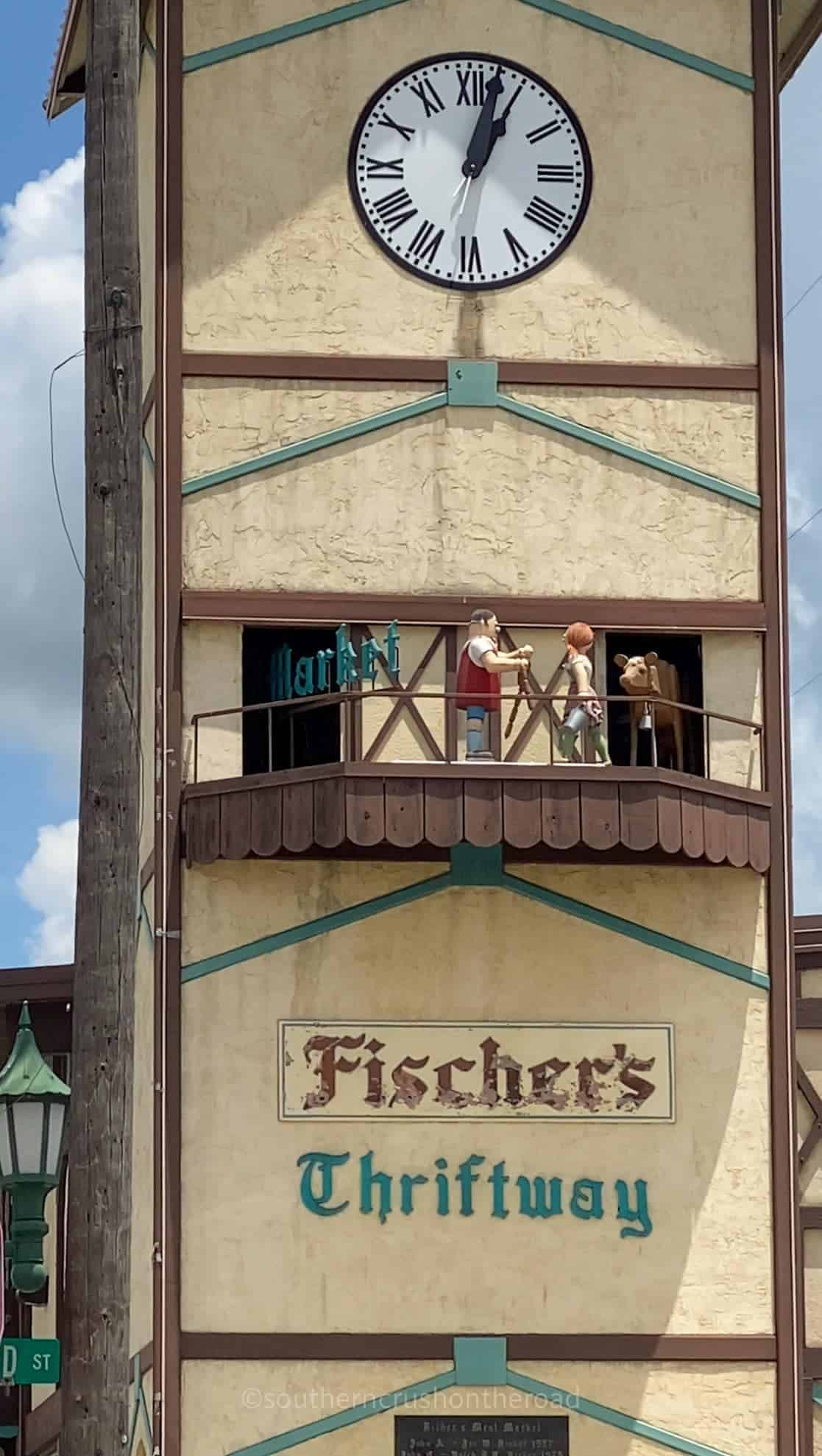 fischers market clock scene

